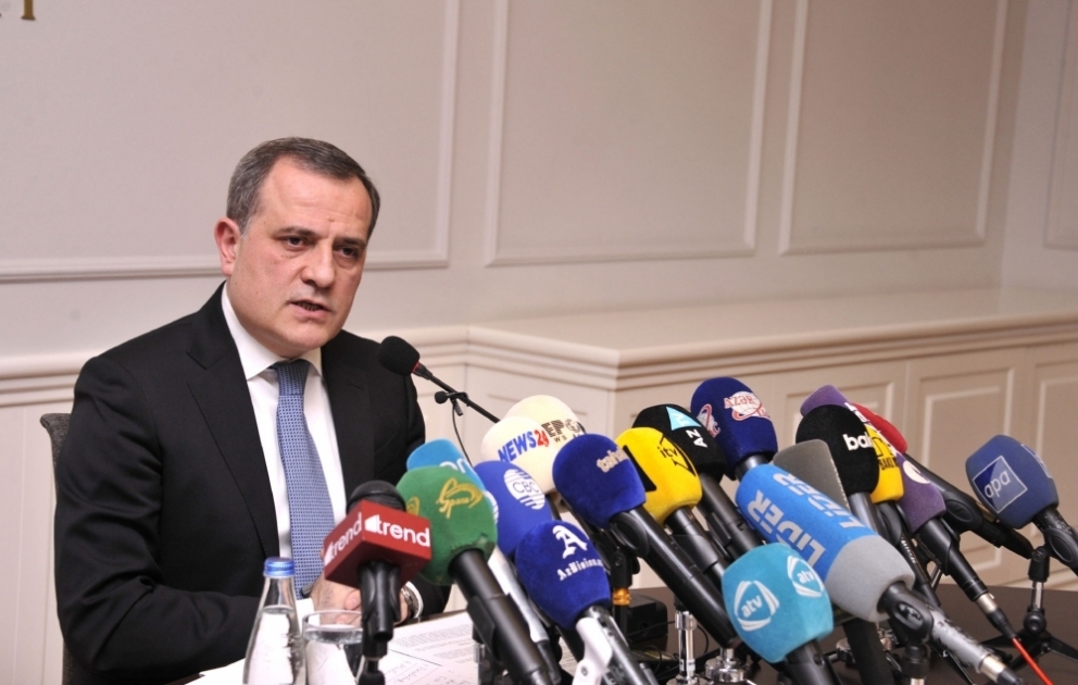 Ceyhun Bayramov: Məktəbli formalarının qiyməti dövlət tərəfindən tənzimlənmir