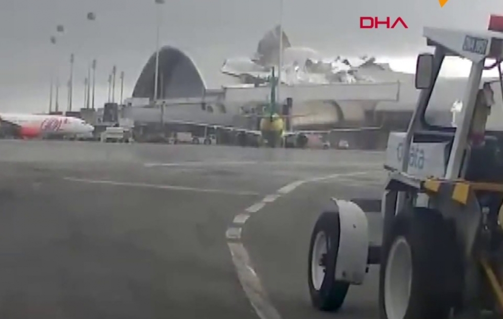 Le vent arrache tout le toit du bâtiment  de l'aéroport Brésil