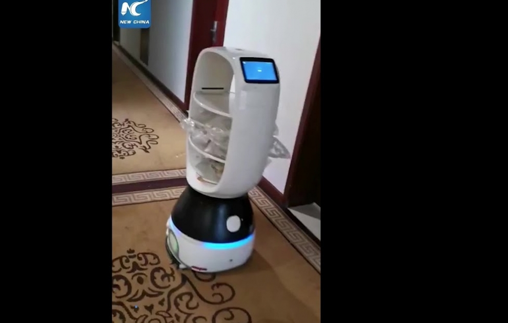 Çinin Hangzhou şəhərində virusla bağlı otellərdə müştərilərə robotlar xidmət edir