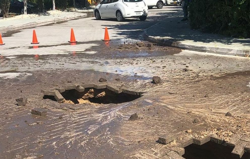 Jamaica: Earthquake creates HUGE holes in road