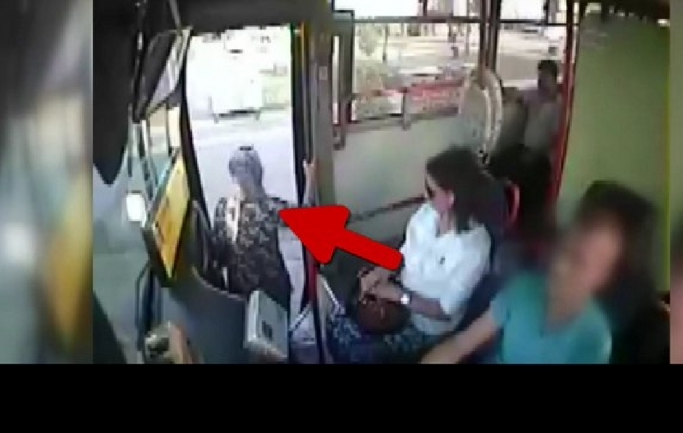 Sürücü avtobus gedə-gedə qapını açdı, qadın yıxıldı - Türkiyədə