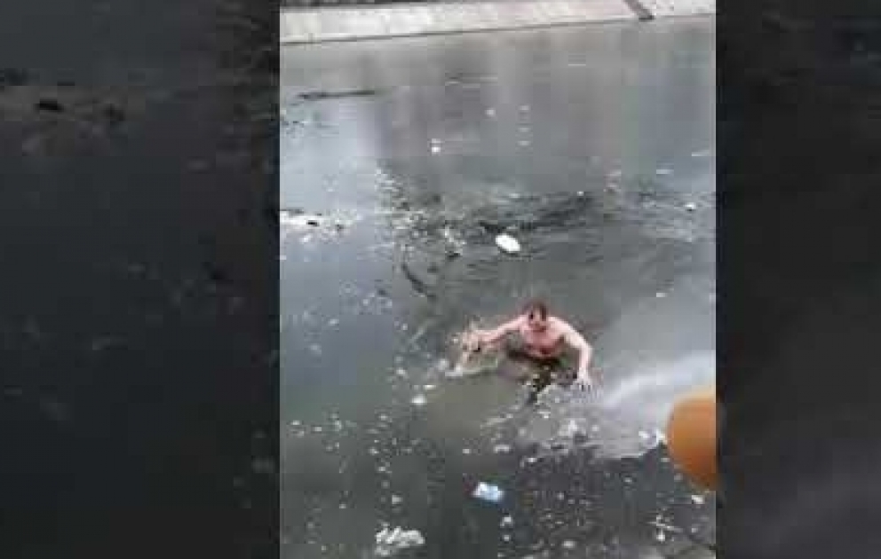 Житель Астрахани залез в ледяную воду, чтобы спасти тонущую собаку