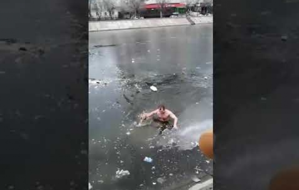 Köpəyi xilas etmək üçün buzlu suya girdi