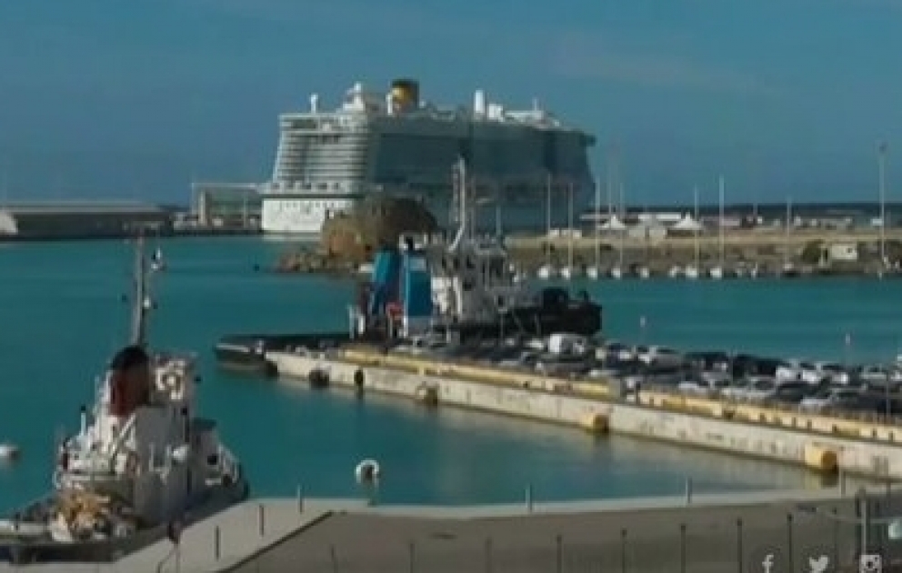 Suspicion of coronavirus infection: 6,000 people are being held on a ship in #Italy while doctors check tourists with a fever