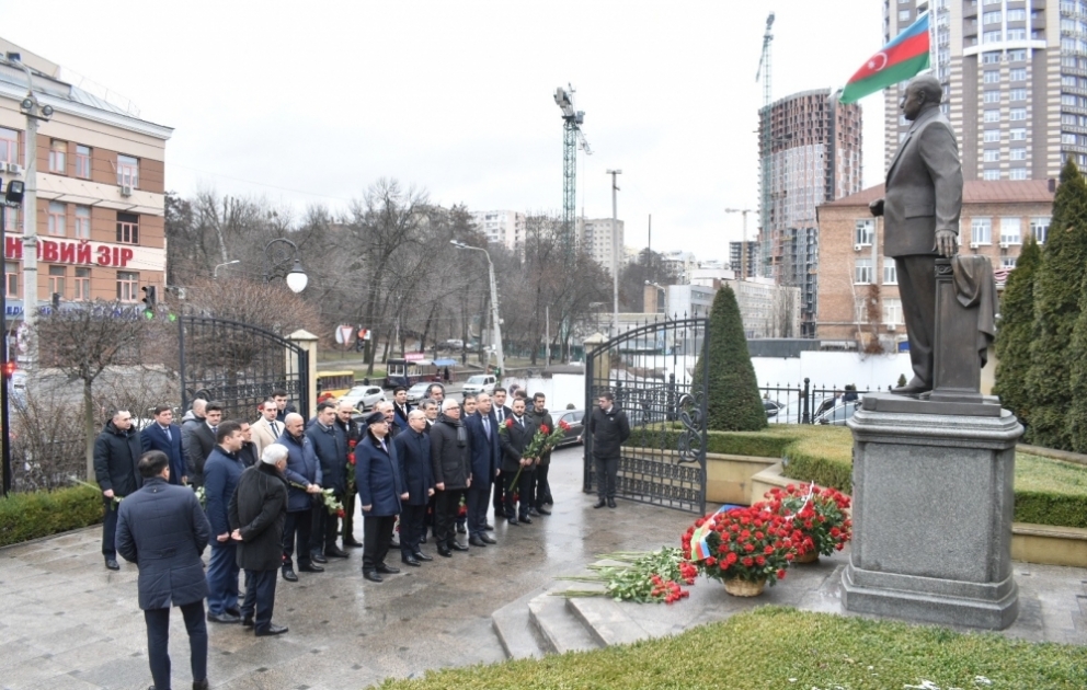 Azerbaijani delegation visits monument to national leader Heydar Aliyev in Kyiv