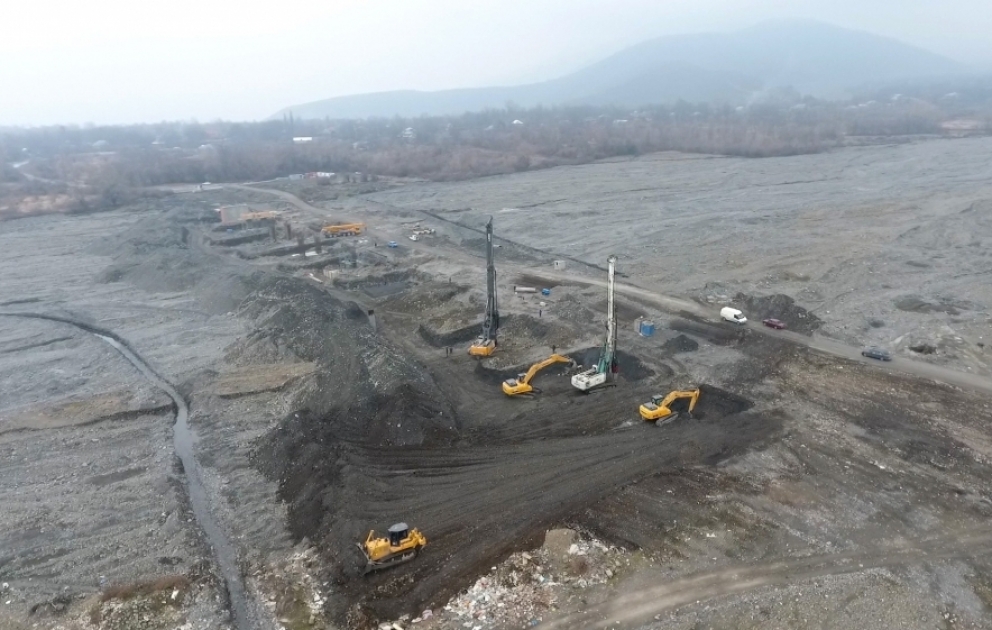 In Gabala-Region wird über den Fluss Bum neue Brücke gebaut