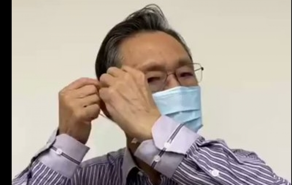 A top Chinese expert explains how to take off a face mask to avoid likely infection