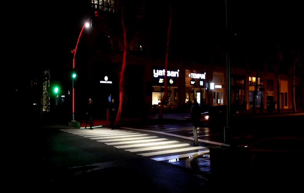 Le passage piétons sur une rue centrale de Bakou est illuminé avec des effets de lumière supplémentaires