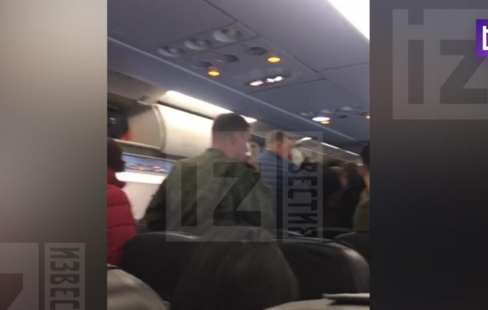 Видео из салона лайнера, где пассажирка угрожала бомбой