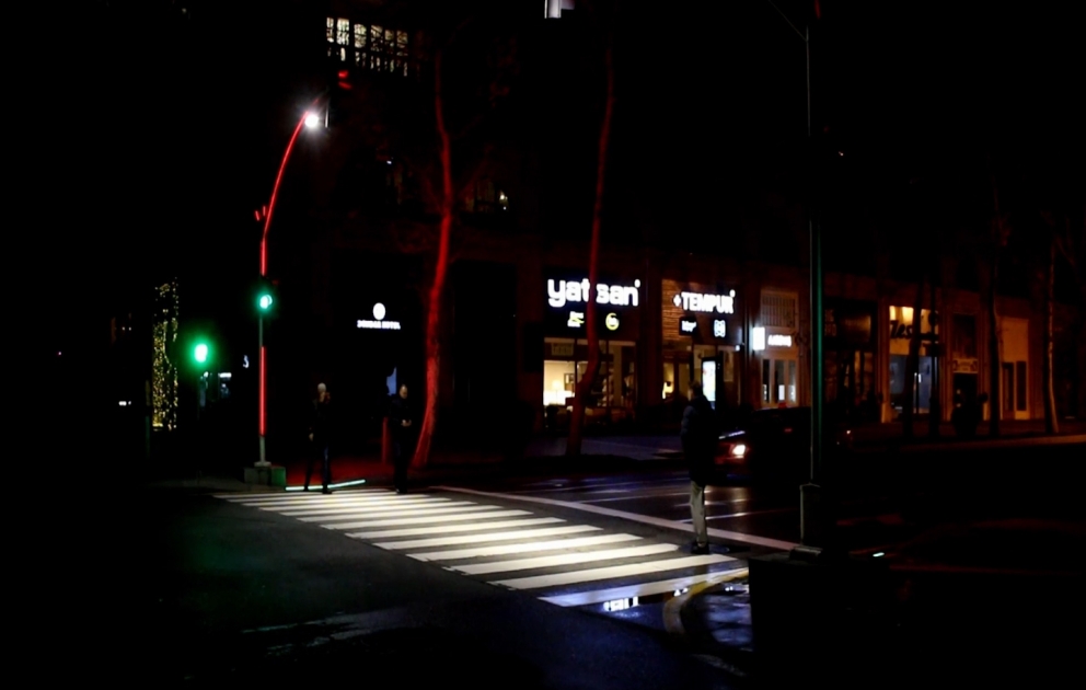 In Zentralstraßen von Baku werden Fußgängerüberwege mit zusätzlichen Lichteffekten beleuchtet