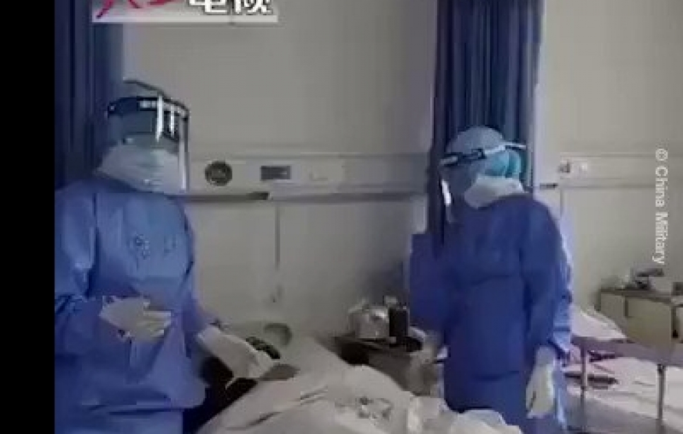 Uxan xəstəxanasında tibb işçiləri koronavirus xəstələrinə dəstək olmaq üçün onlara mahnı oxuyurlar