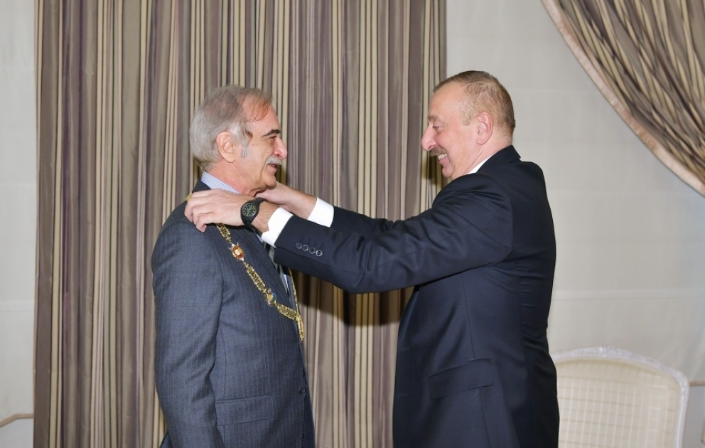 Le président Ilham Aliyev remet l’Ordre Heydar Aliyev à Polad Bulbuoglu