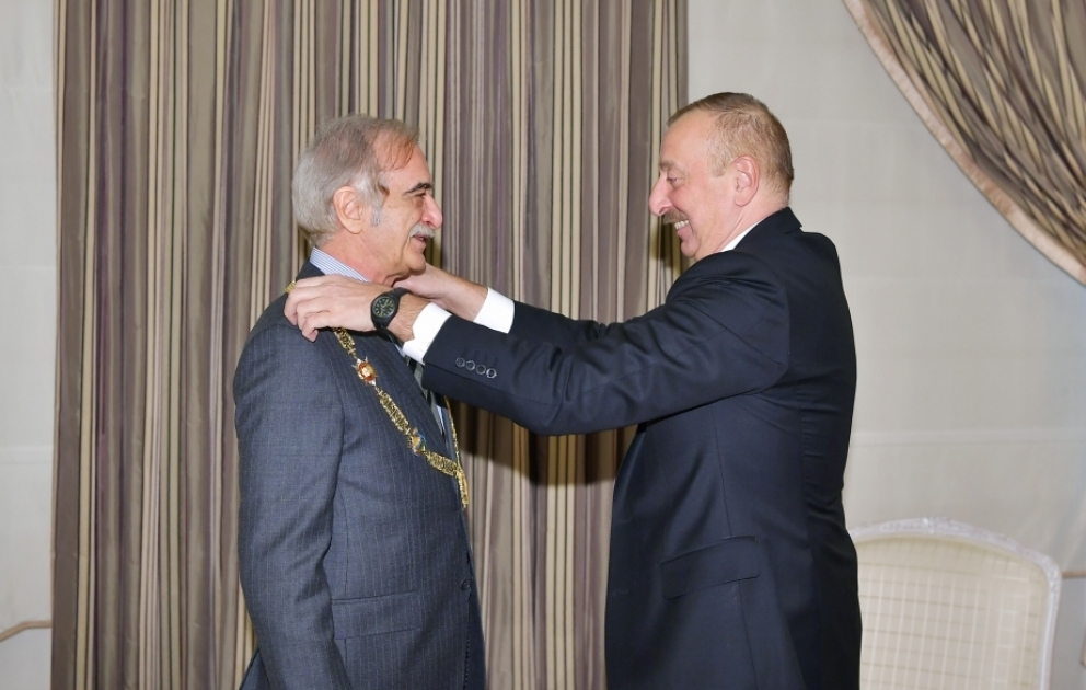Präsident Ilham Aliyev überreicht Polad Bulbuloglu Orden "Heydar Aliyev"