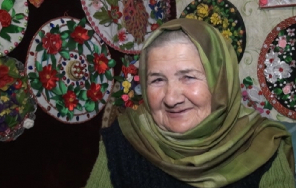Surə nənənin sevgi ilə yaratdığı əl işləri