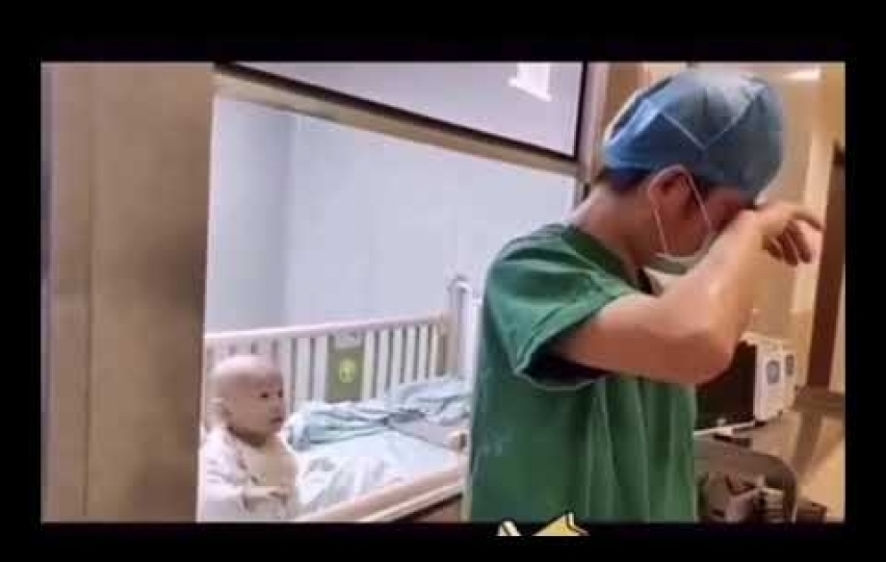 Dünyanın ən kədərli görüntüsü: Çinin Uxan şəhərində koronavirusa yoluxmuş bir körpə