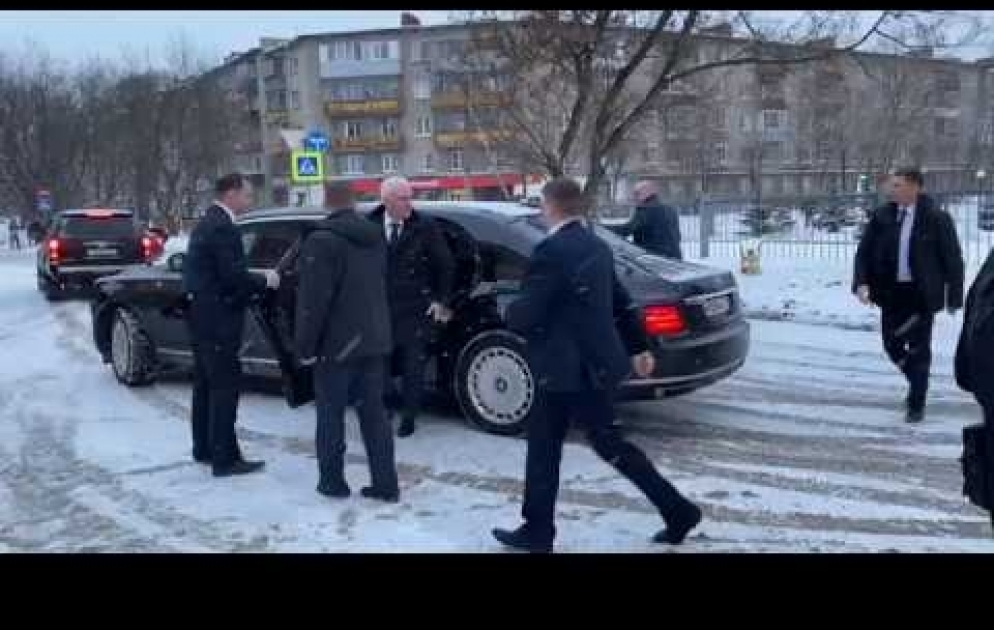 Putin soyuqda gözləyən insanlara görə kortejini saxlatdırdı