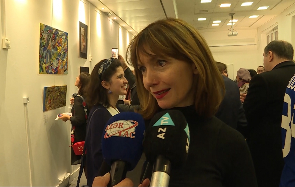 Helen Pişon: Azərbaycanlı rəssamların əsərləri ənənə ilə müasirliyin vəhdətini əks etdirir
