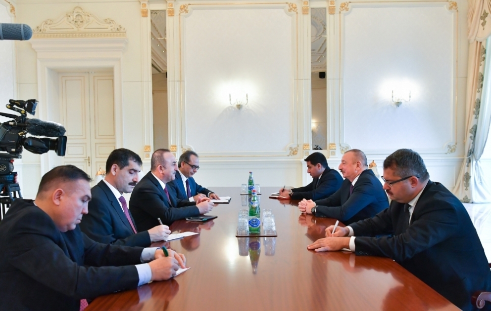 Le président Ilham Aliyev rencontre une délégation menée par le ministre turc des Affaires étrangères