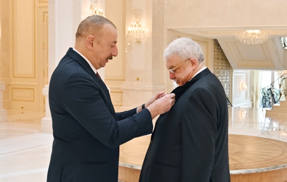 Le président de la République remet l’Ordre de l’Honneur à Mikhaïl Gousman
