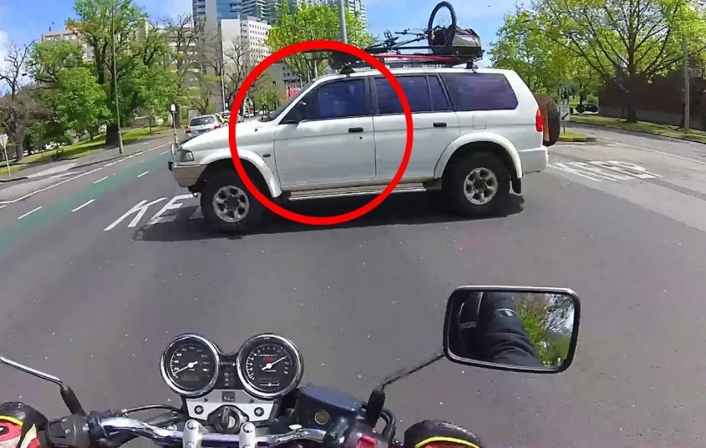 Extreme Motorbike Close Calls & Near Misses