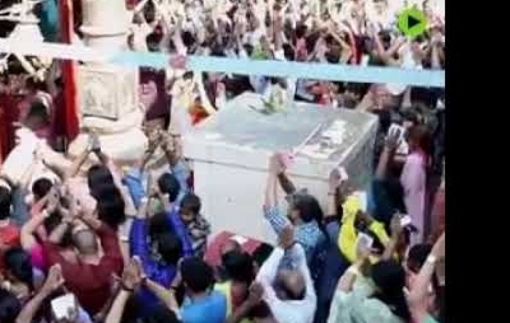 Thousands of Indians hold special prayers to ward off