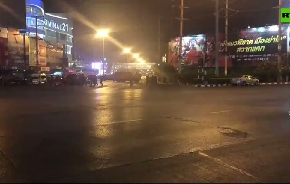 Thai special forces are preparing to storm the Korat city mall, number of hostages is still unknown