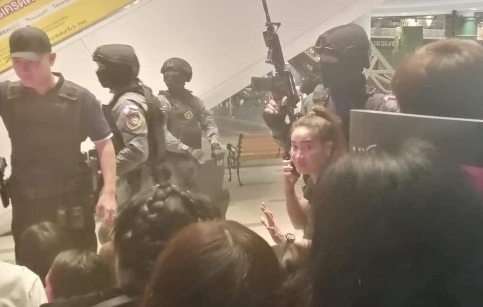 Police free dozens of people from mall where gunman hold hostages