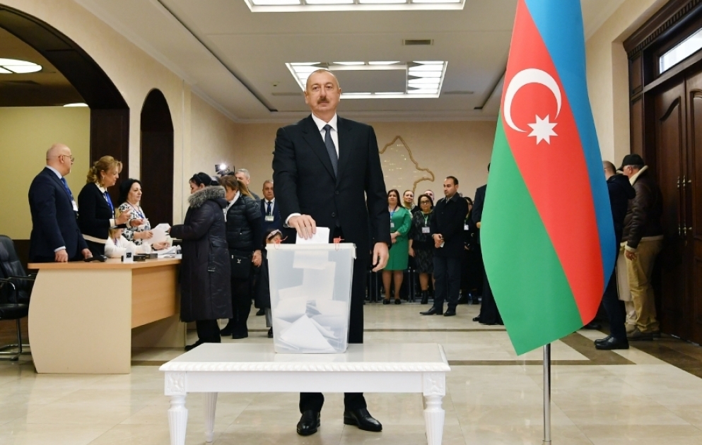 Президент Азербайджана Ильхам Алиев проголосовал на избирательном участке номер 6