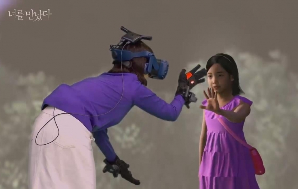 Cənubi Koreyada bir ana virtual reallığın köməyilə ölən qızı ilə görüşdü