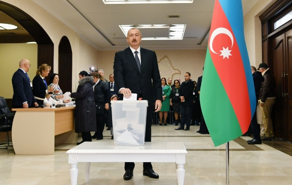 Le président azerbaïdjanais Ilham Aliyev vote au bureau de vote № 6