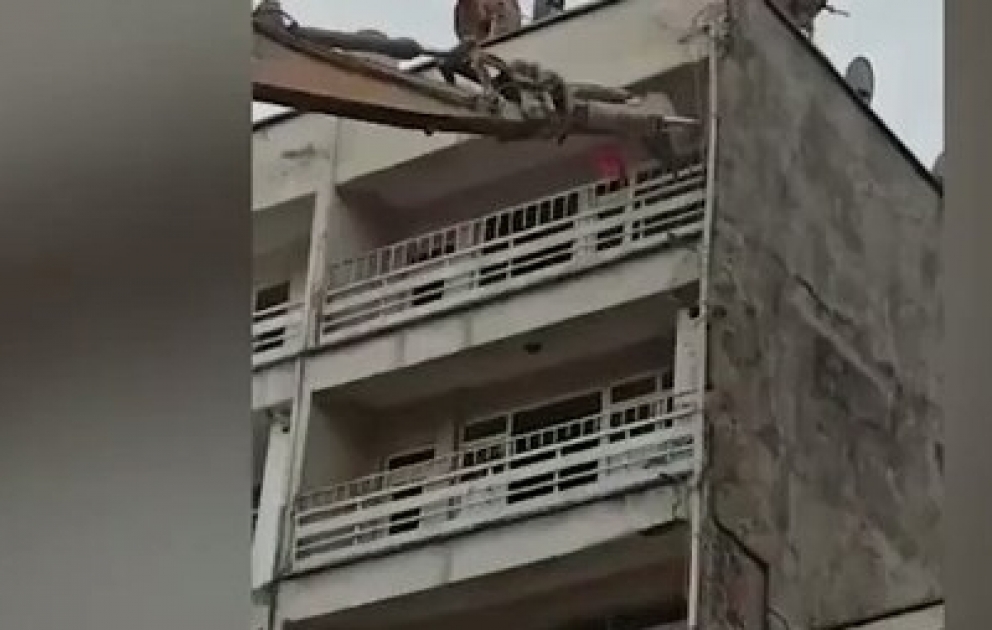 Zəlzələdən sonra uçmaq üzrə olan binadan türk bayrağını belə açdılar