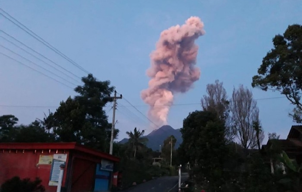İndoneziyada Merapi vulkanı püskürüb