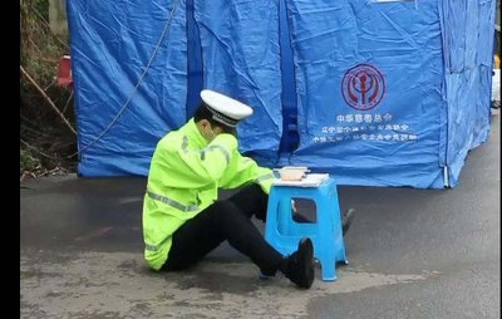 Polisin göz yaşlarını sildiyi kadrlar internetdə marağa səbəb olub