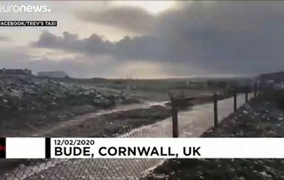 A Bude, au Royaume-Uni, une plage blanche après la tempête Ciara