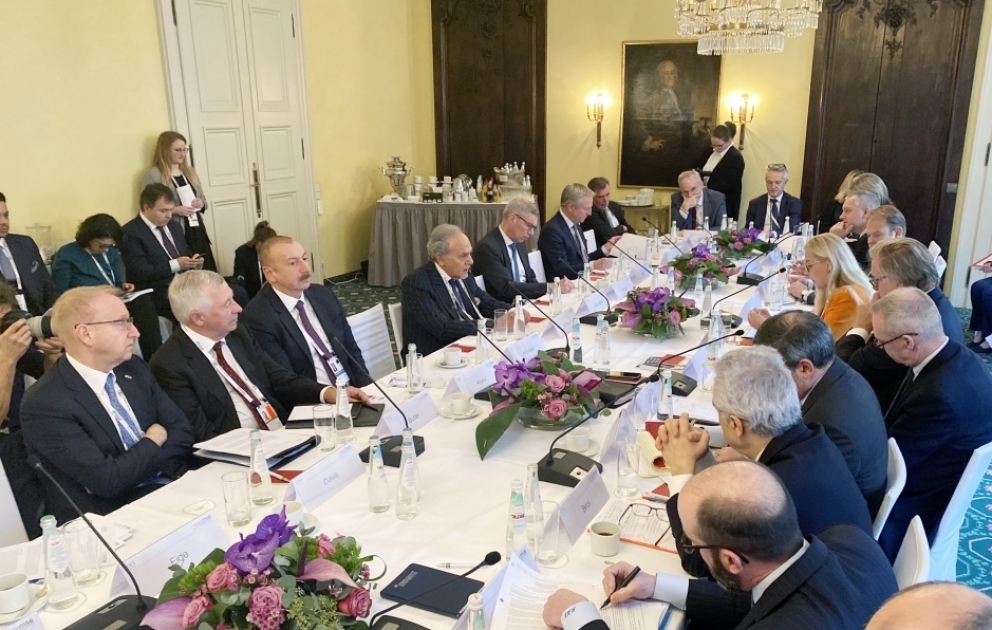 Le président Ilham Aliyev participe à une table ronde organisée en marge de la Conférence de Munich sur la sécurité