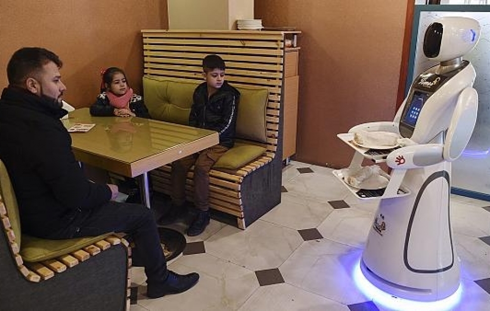 Timéa, première serveuse robot d'Afghanistan
