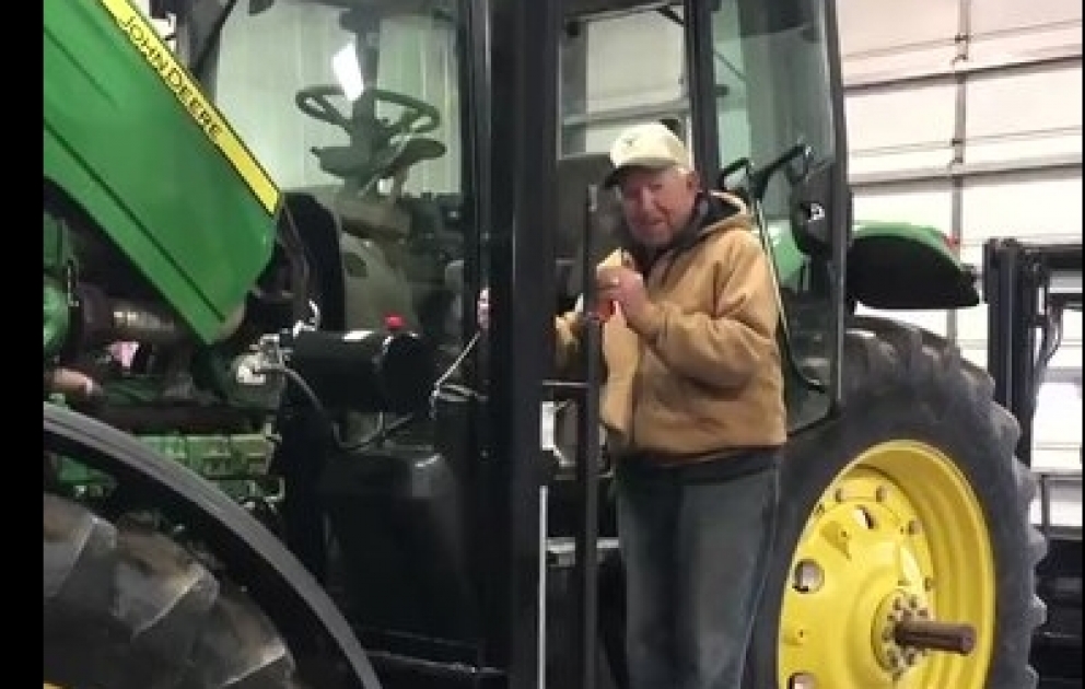 Cын сделал для своего 89-летнего отца специальный лифт