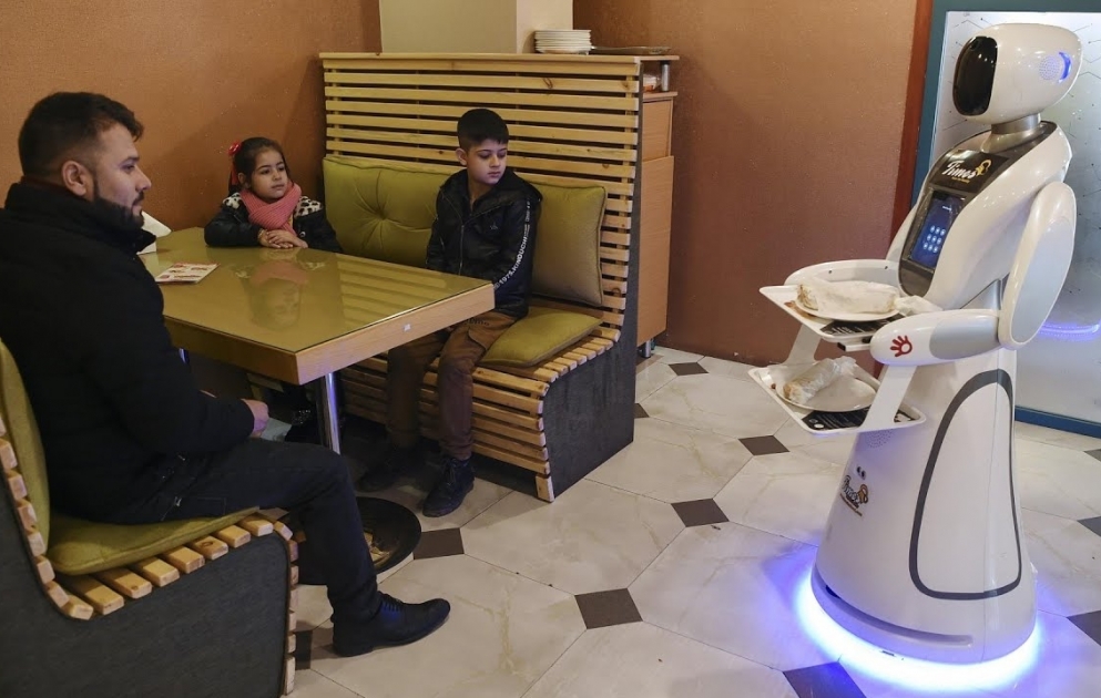 Afghanistans erste Roboter-Kellnerin bittet zu Tisch