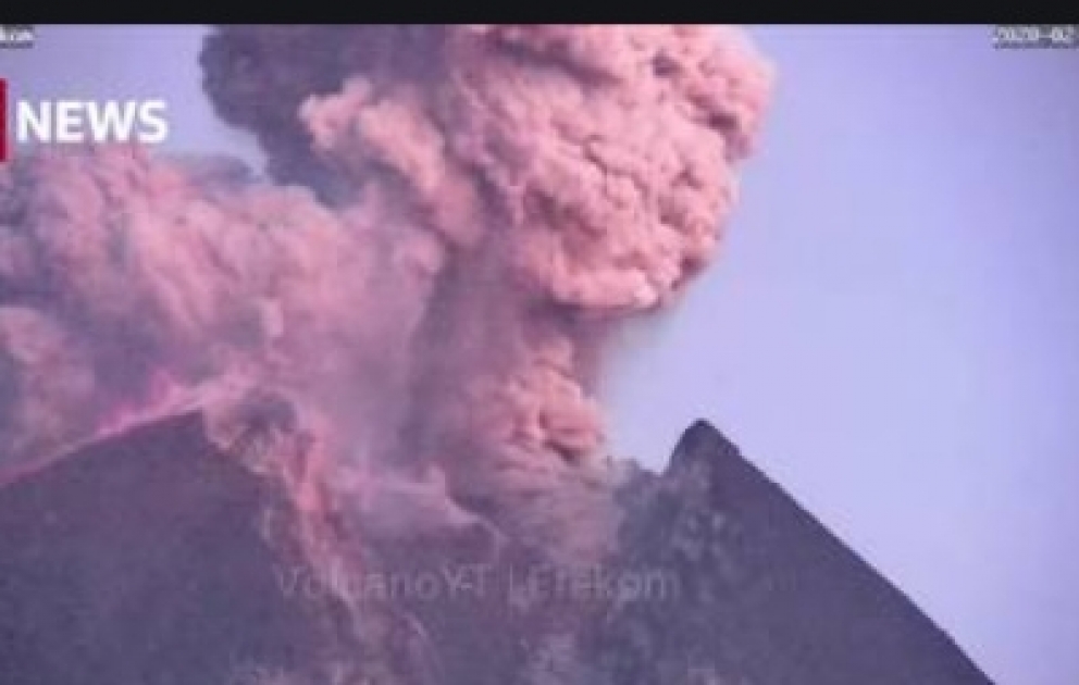 Kurz-Ausbruch: Lava und Asche eruptieren zweieinhalb Minuten aus Vulkan in Indonesien