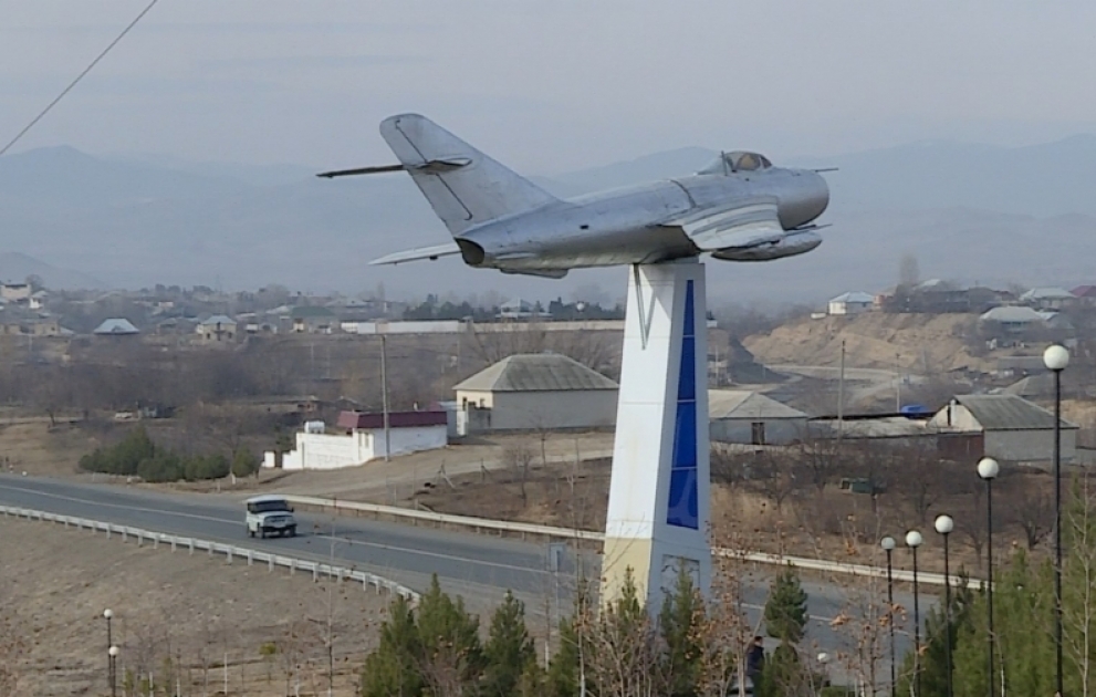 Un magnifique monument d'avion à l'entrée de Gazakh