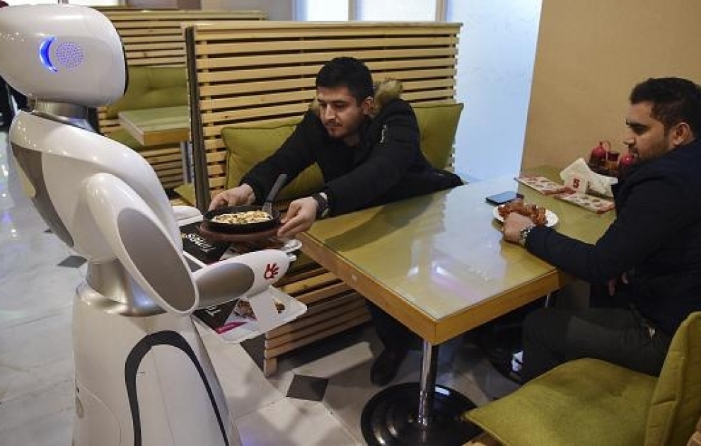 Əfqanistanda ilk robot ofisiant