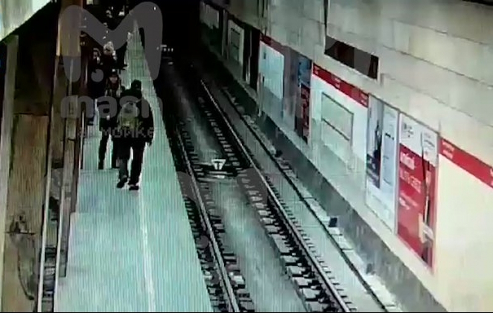Özünü metro qatarının altına atdı, sağ qaldı - Sank-Peterburqda