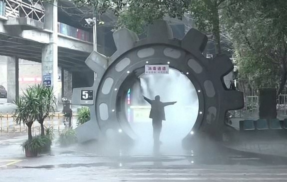 Çində bir iş mərkəzində işçilərin dezinfeksiyası üçün xüsusi tunel düzəldildi