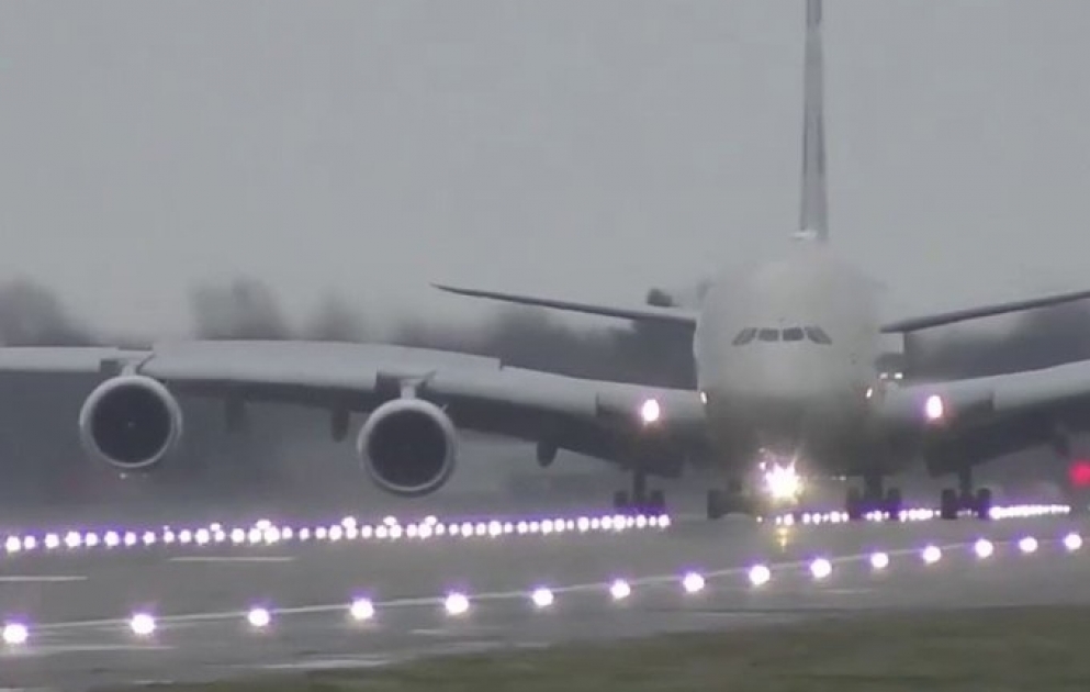 Wie eine Krabbe: Piloten des Airbus A380 der Airline Etihad sind in den sozialen Medien für ihr Flugmanöver bei der Landung am Flughafen Heathrow gelobt worden