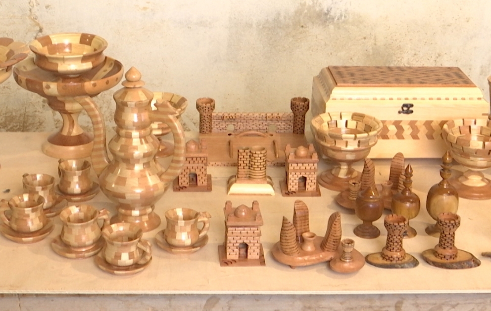 Les travaux manuels en bois de l’artisan Tchinguiz Mammadov attirent l'attention des visiteurs étrangers de son atelier REPORTAGE