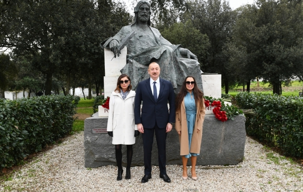 Prezident İlham Əliyev Romada dahi Azərbaycan şairi və mütəfəkkiri Nizami Gəncəvinin abidəsini ziyarət edib