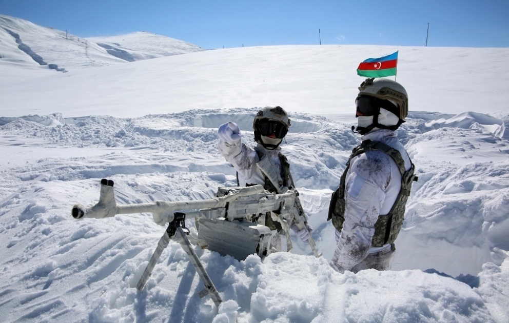 Les soldats azerbaïdjanais effectuent un entraînement dans des montagnes enneigées