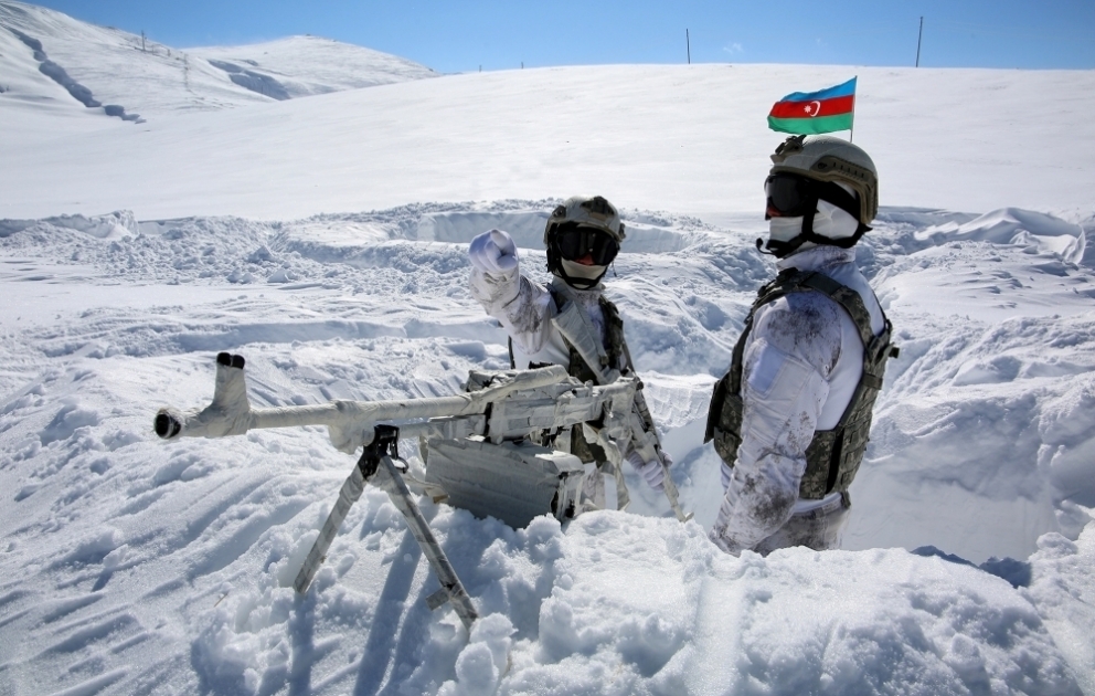 Aserbaidschanische Soldaten führen militärische Übung in schneebedeckten Bergen