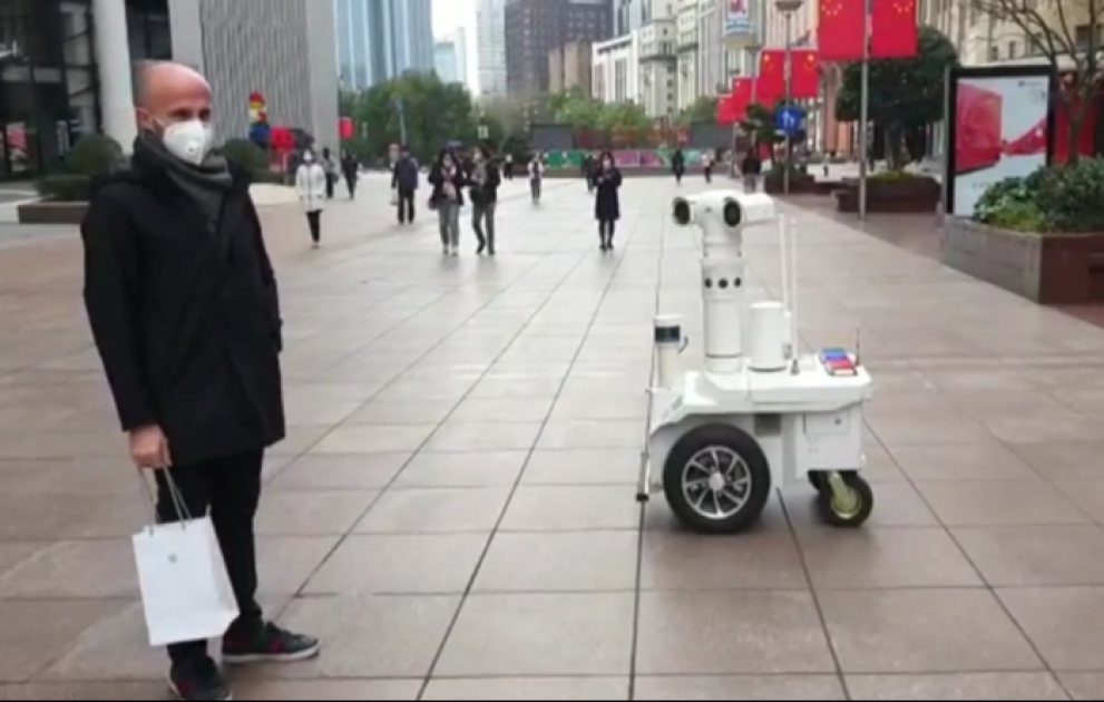 Wegen Corona-Virus: Polizei-Roboter patrouilliert auf Straßen Schanghais