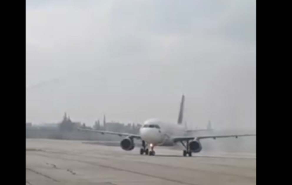 Aleppos Flughafen nach Befreiung wieder eröffnet: Erste Passagiermaschine nach acht Jahren gelandet